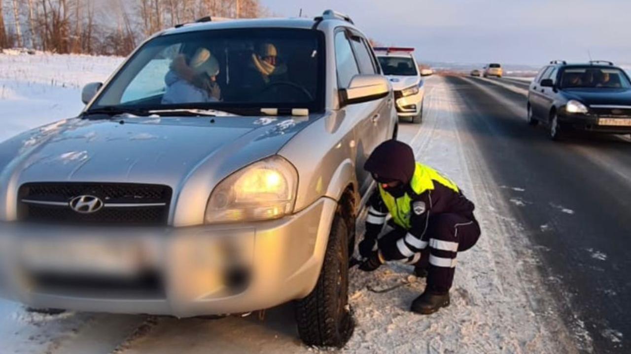 Полицейские Башкортостана в сильные морозы помогают попавшим в беду водителям и их пассажирам