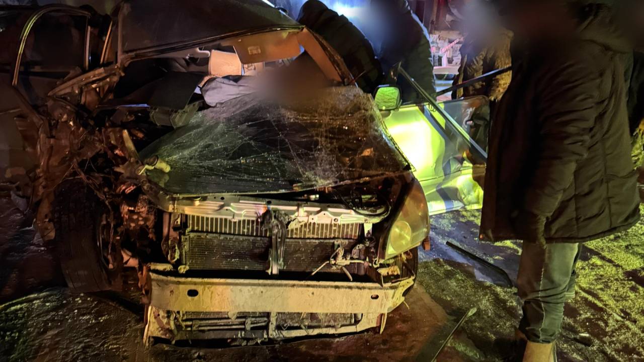 В Вилюйском районе Якутии полицейские работают на месте автоаварии, в которой погибли четыре человека