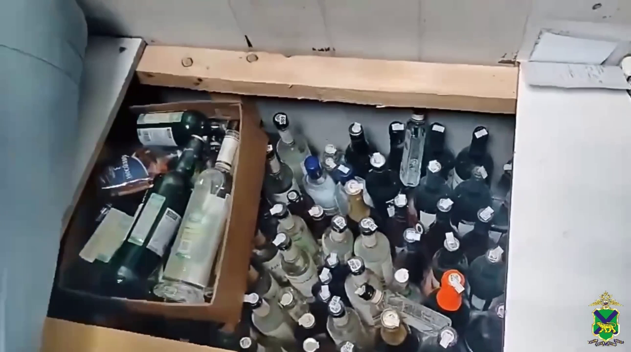 В одном из магазинов Владивостока полицейские изъяли нелегальный алкоголь и игровой автомат