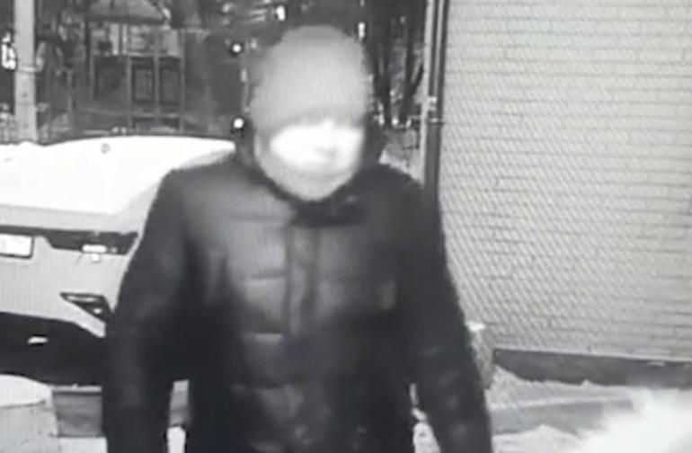Ранее судимый мужчина, ограбивший на улице женщину, задержан столичными полицейскими