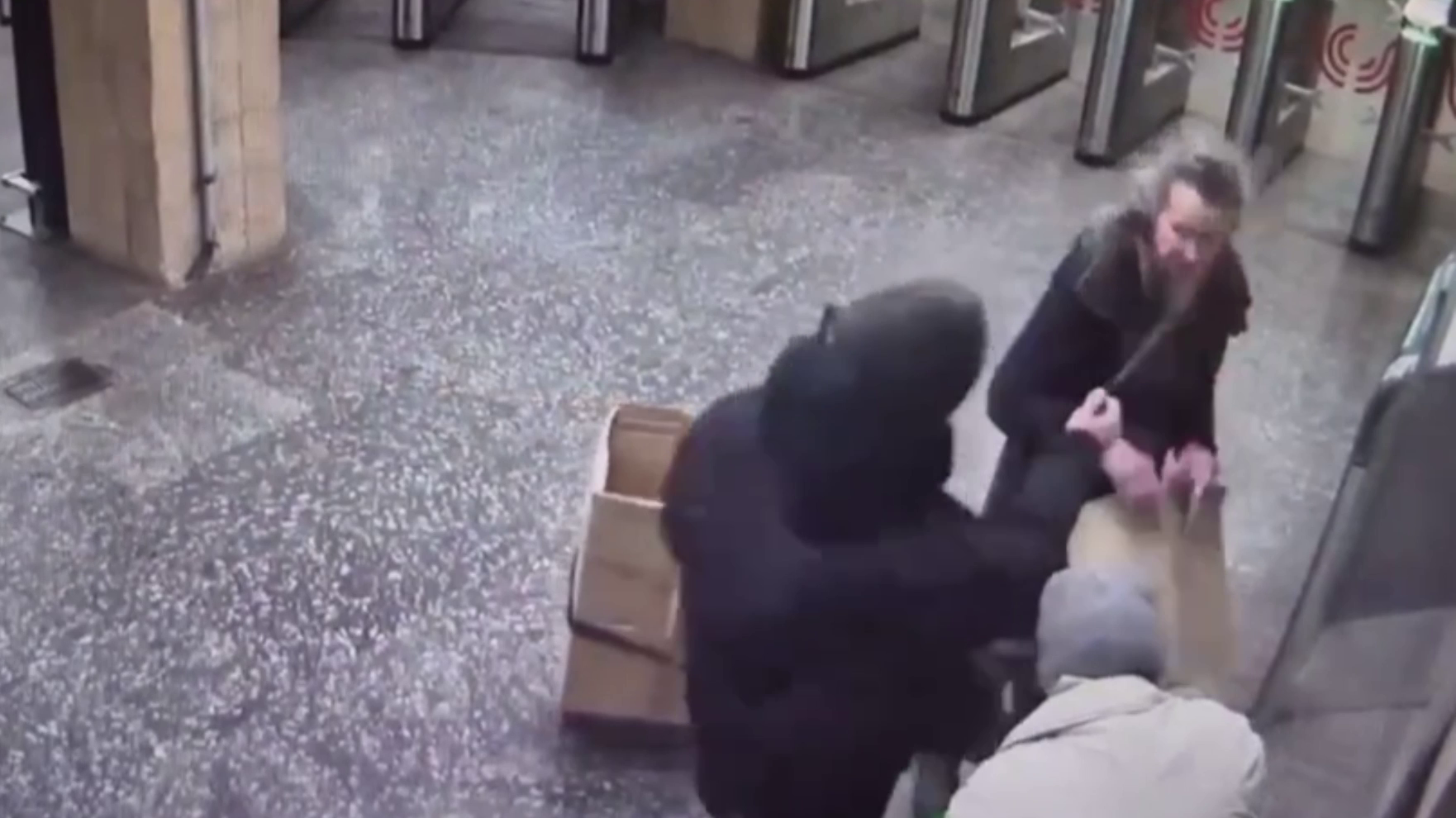 Полиция задержала мужчину, причинившего химический ожог женщине в Московском метрополитене