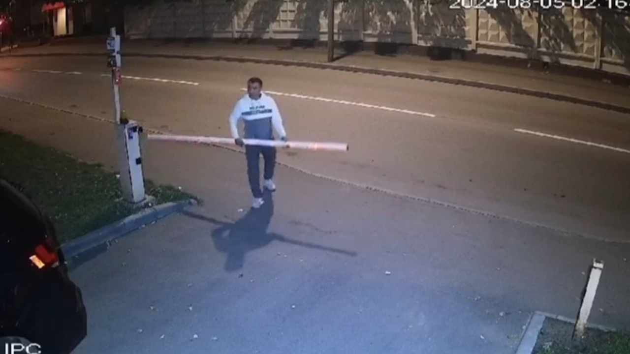 Хулиган, который сорвал шлагбаум и повредил им шесть автомобилей, задержан сотрудниками полиции Москвы