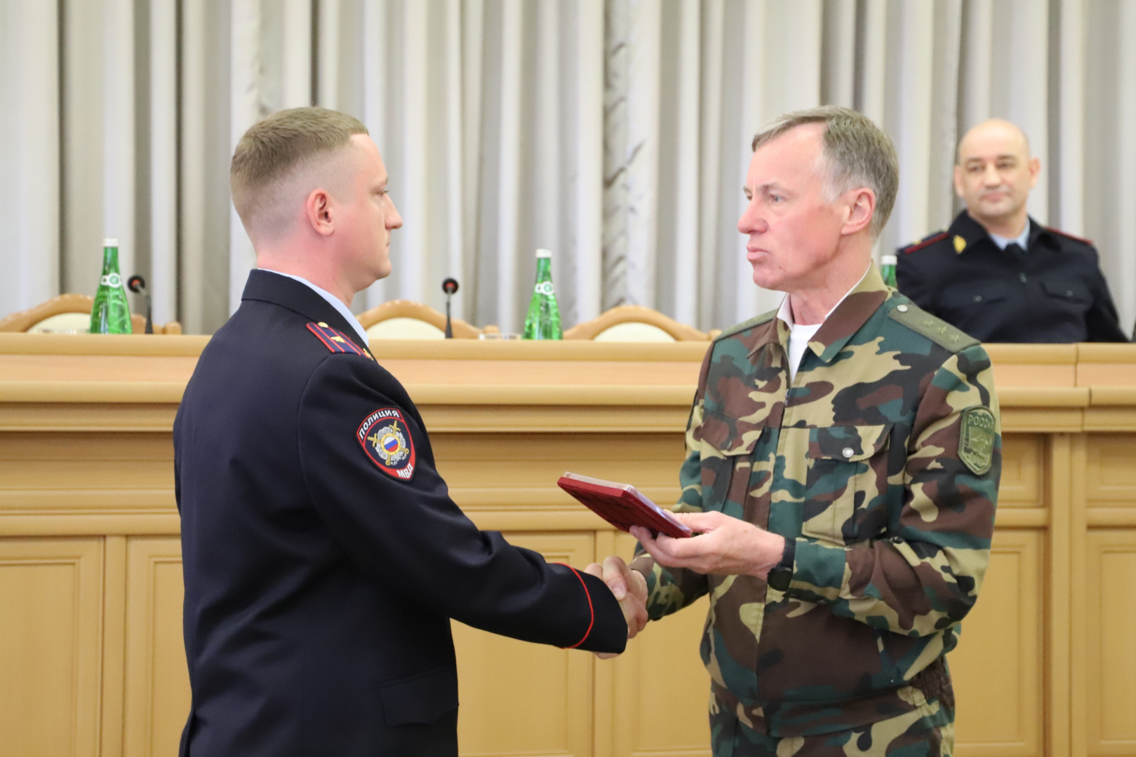 В ходе рабочей поездки в Луганскую Народную Республику Александр Горовой вручил награды сотрудникам органов внутренних дел