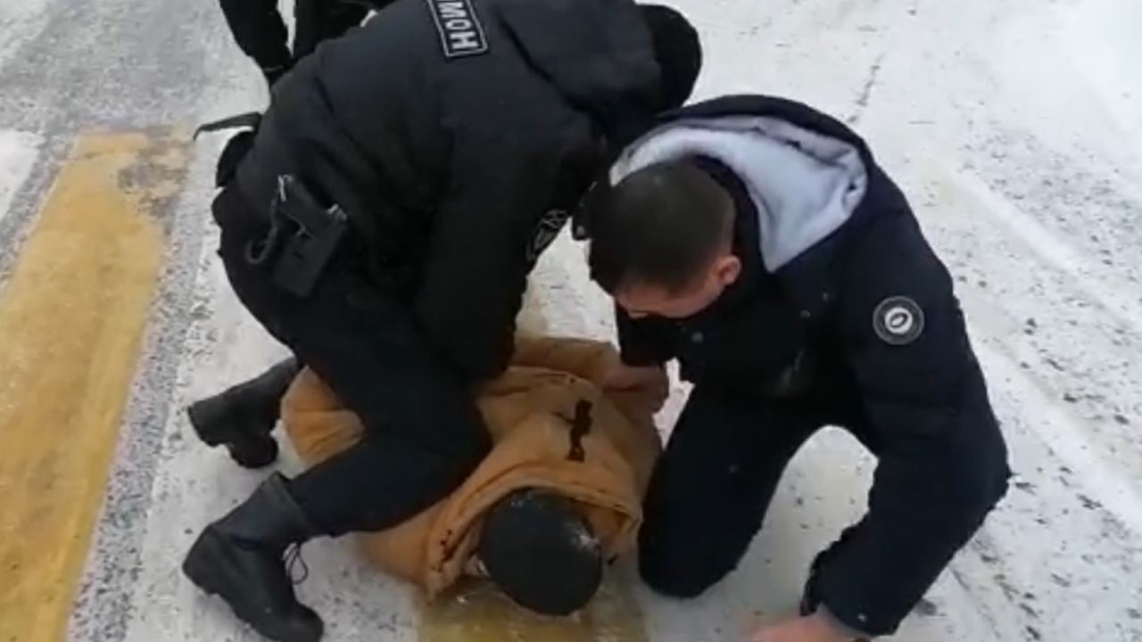 В Иркутске транспортные полицейские изъяли из тайников почти 70 закладок с «синтетикой»