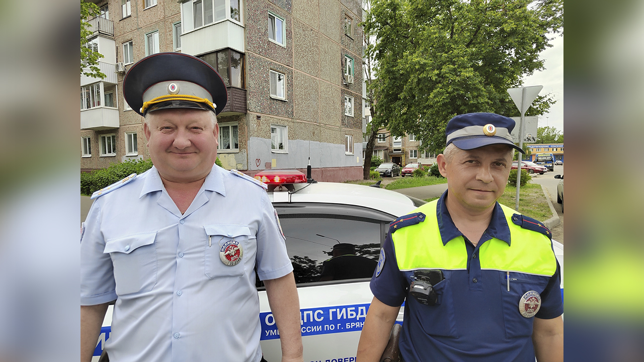 В Брянске сотрудники ДПС оперативно доставили в больницу девочку, получившую тяжёлую травму руки