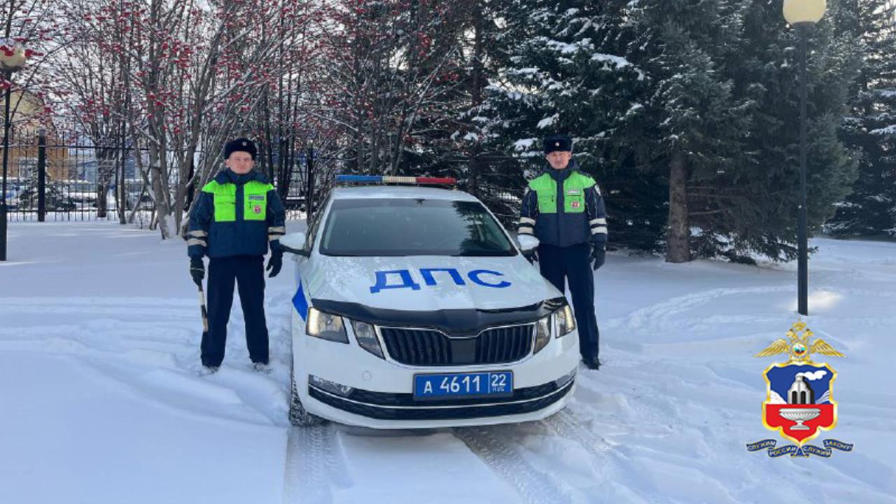 В Алтайском крае автоинспекторы помогли 8-летней девочке в метель добраться до детской школы искусств