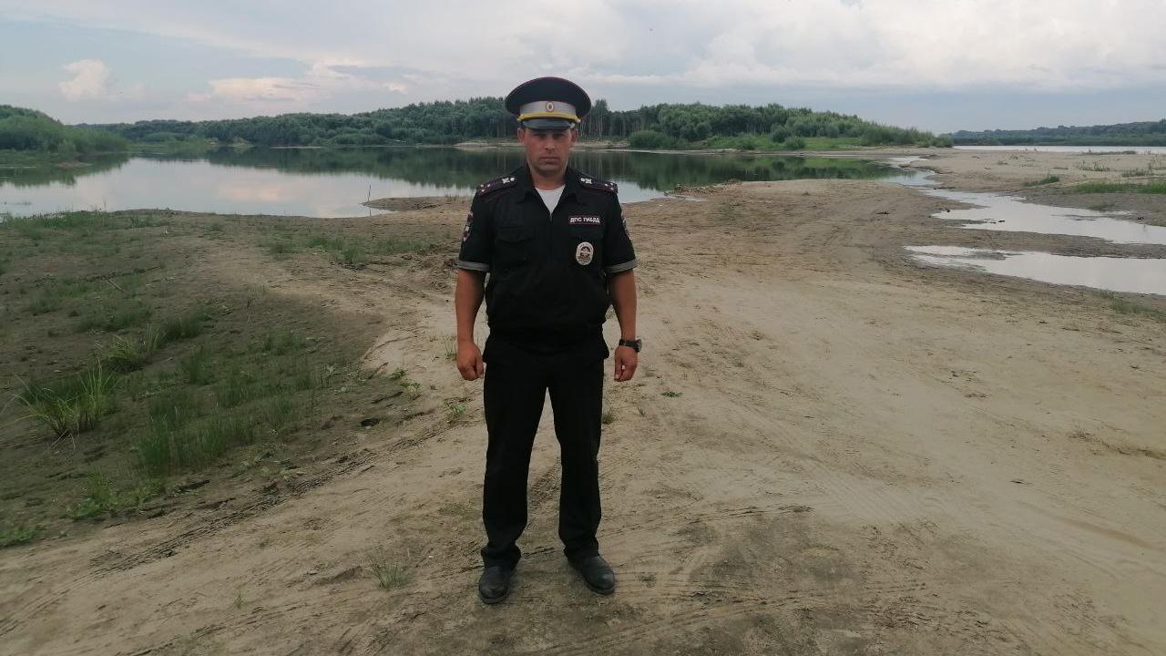В Томской области сотрудник полиции и очевидец спасли утопавших в реке девушку и юношу