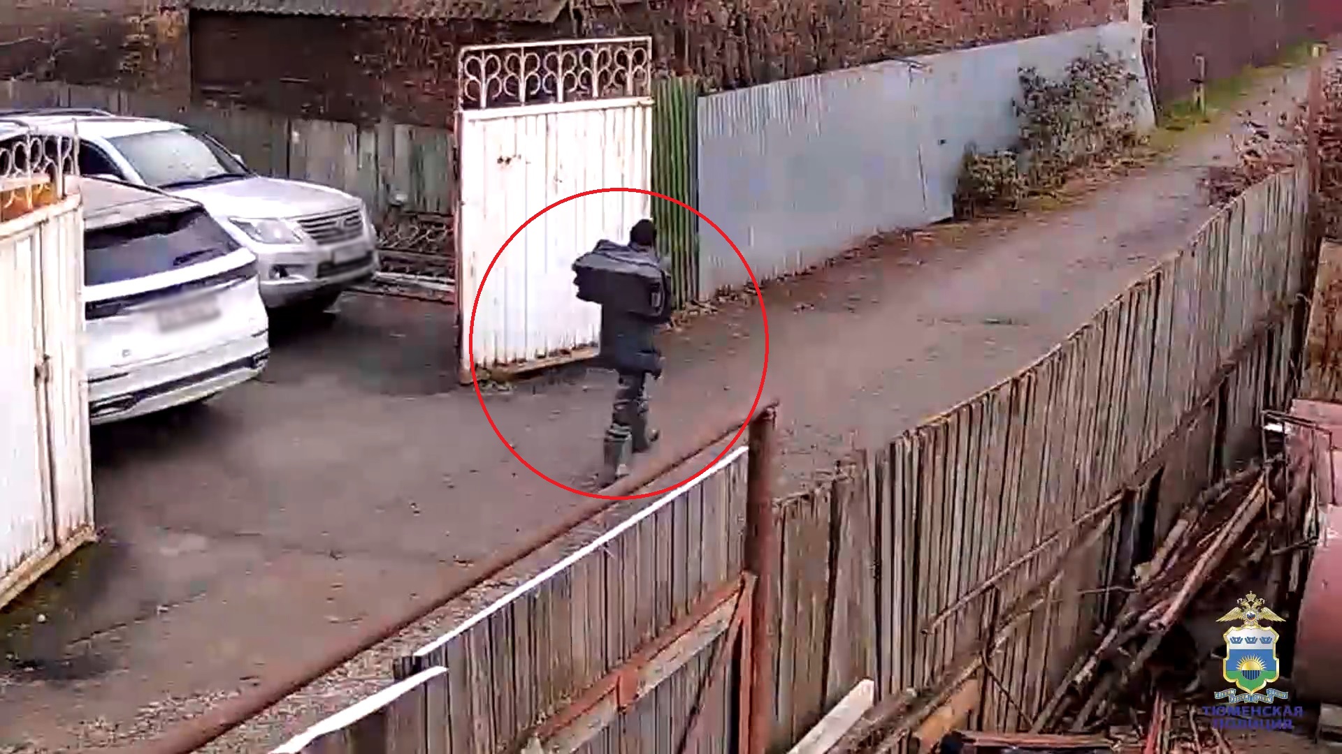 Задержанный в Тюмени квартирный вор раздал часть из украденных 750 000 рублей наличными приятелям