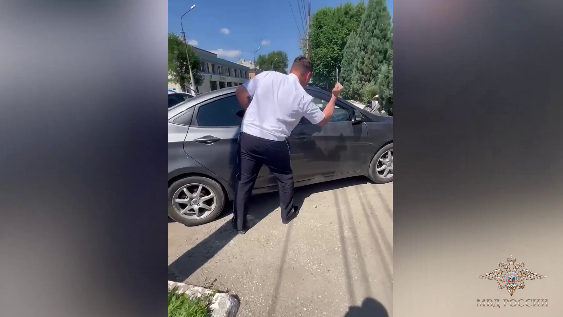 Ирина Волк: В Саратовской области госавтоинспектор помог местной жительнице вызволить из заблокированной машины грудного ребенка