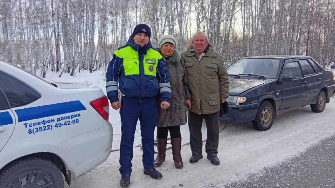 Курганские автоинспекторы помогли супругам, чья машина заглохла на дороге из-за поломки аккумулятора