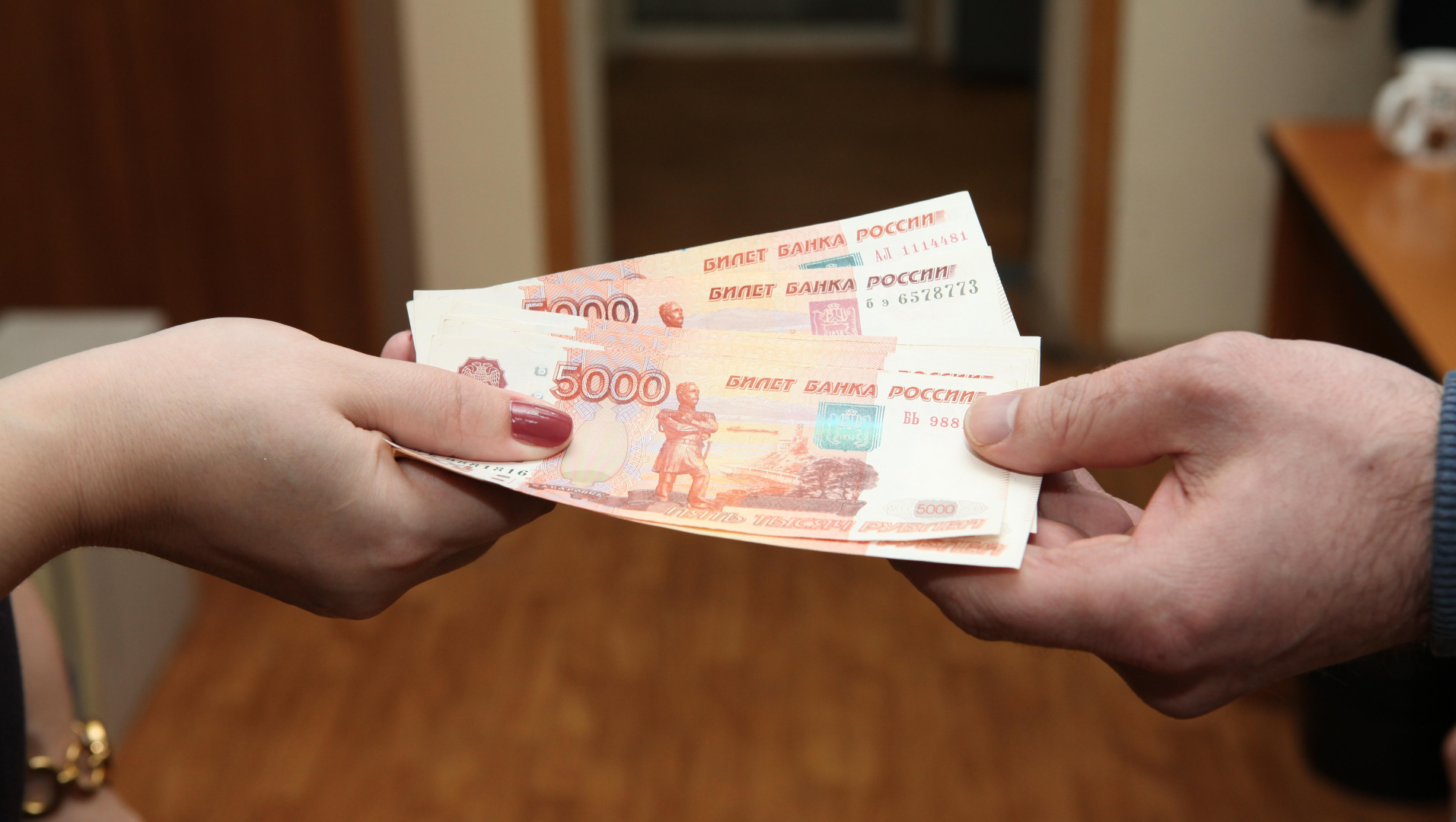 Жительница Астрахани подозревается в хищении 4 млн рублей при продаже турпутёвок и билетов на концерт