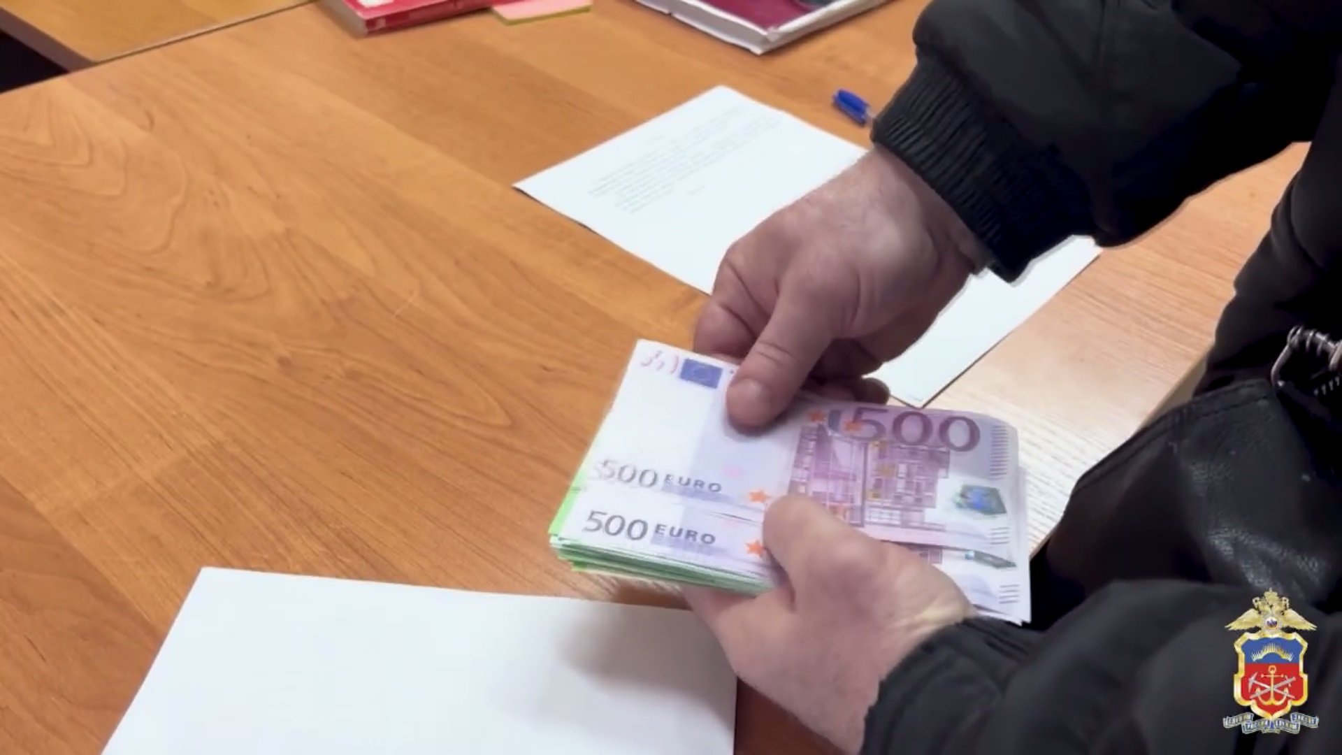 Полицейские изъяли у курьера-студента из Мурманска похищенные у пенсионерки 6,7 тысячи евро