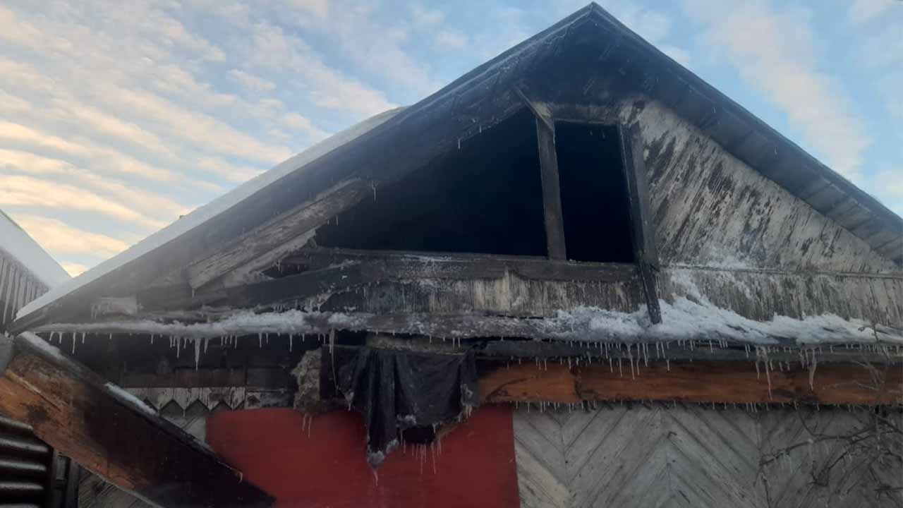 Под Санкт-Петербургом полицейские спасли пожилую семейную пару из пожара в частном доме