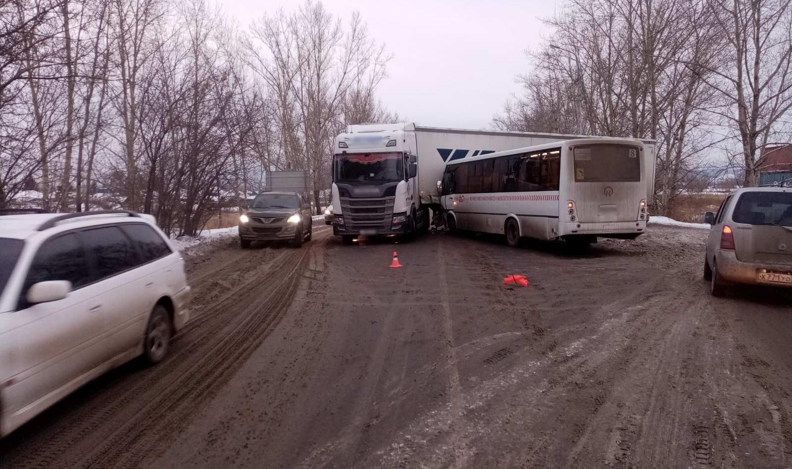 Красноярские автоинспекторы устанавливают обстоятельства ДТП с маршрутным автобусом