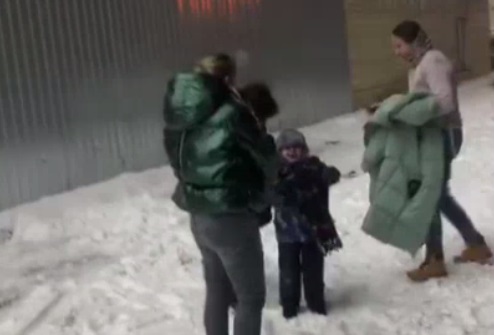 При пожаре на Комсомольской площади транспортные полицейские спасли шестерых взрослых и ребёнка