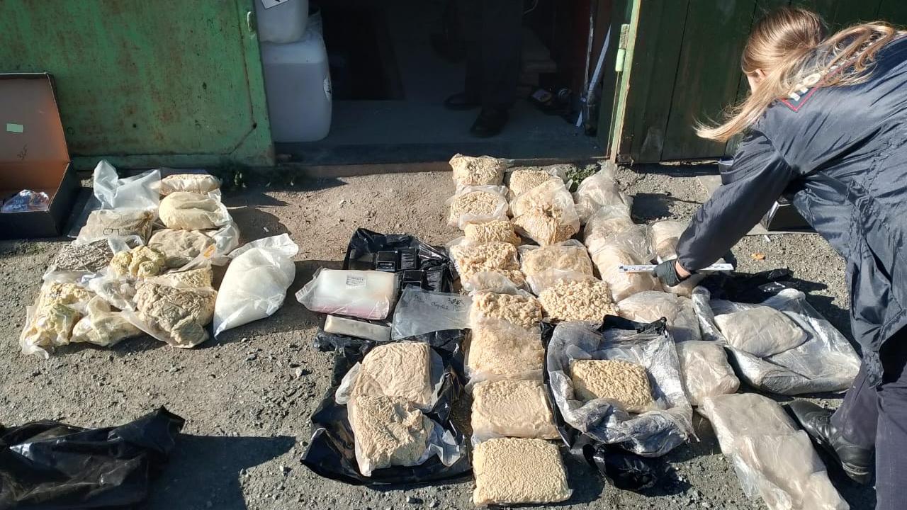 Свердловские полицейские изъяли из гаража наркодилеров более 48 кг «синтетики» и прекурсоров