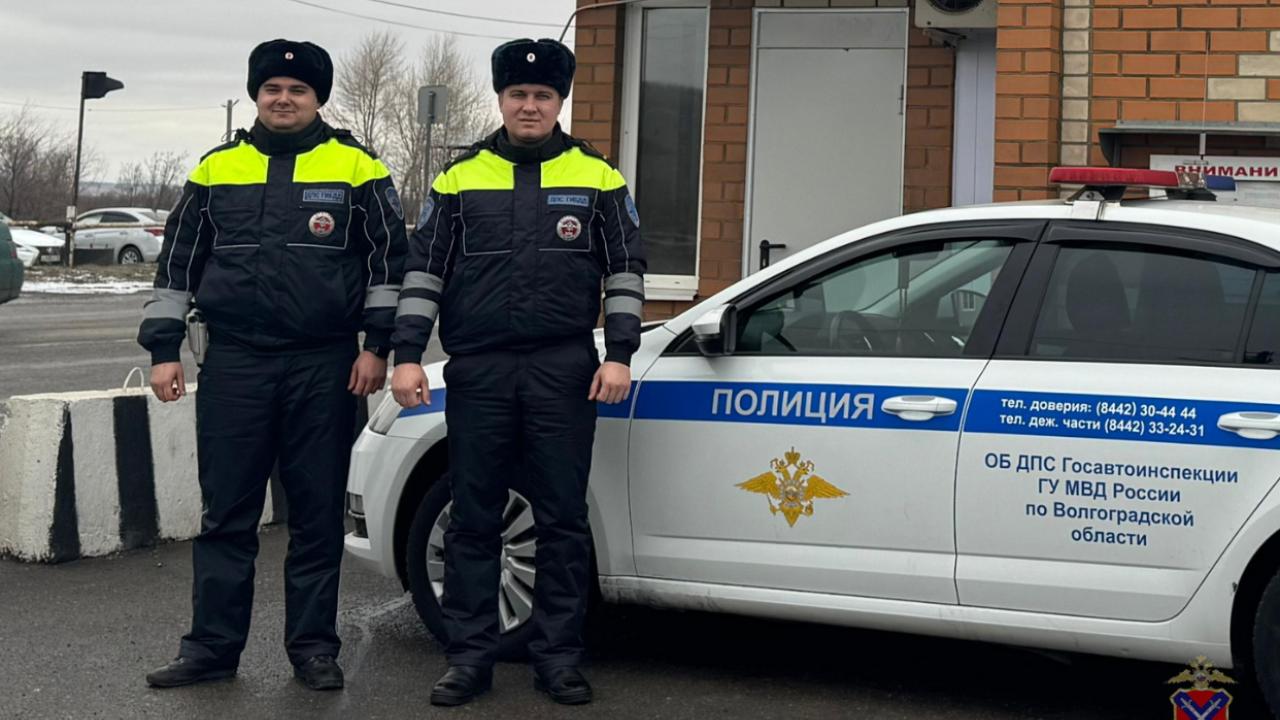 В Волгоградской области госавтоинспекторы помогли семье, попавшей в сложную дорожную ситуацию