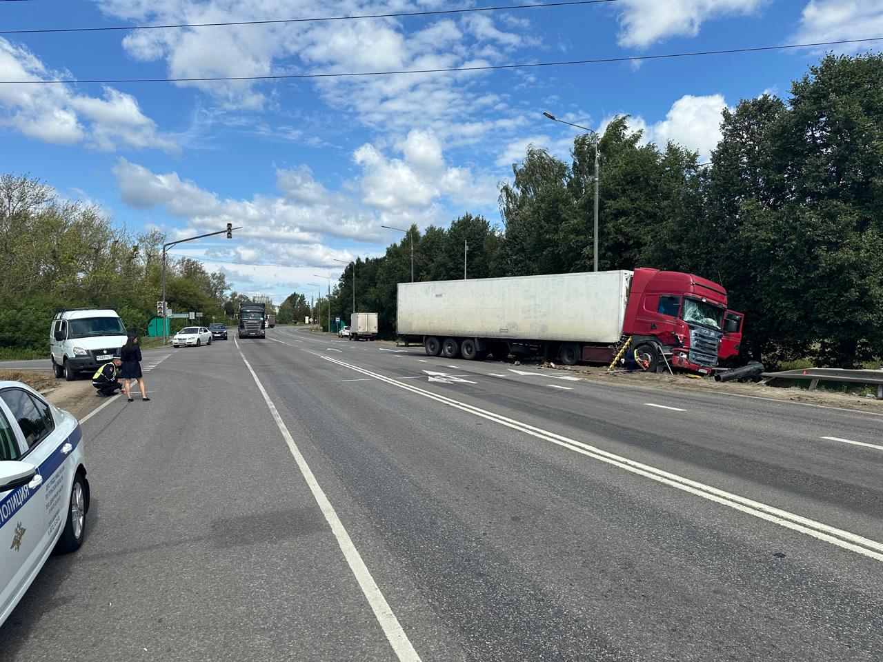 Полиция работает на месте столкновения фуры и «Газели» на трассе М-4 «Дон» в Тульской области