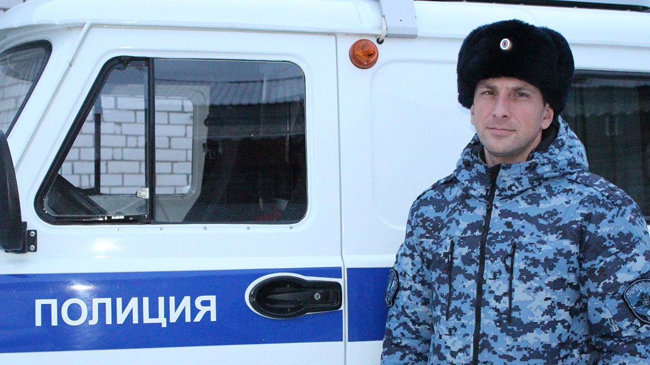 В Нарьян-Маре полицейский оказал доврачебную помощь мужчине, потерявшему сознание