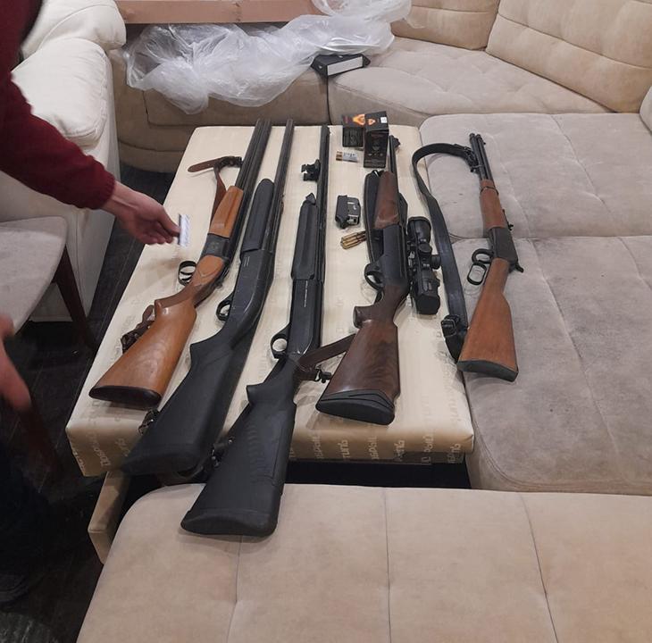 Сотрудники полиции задержали мужчин, стрелявших в квартире