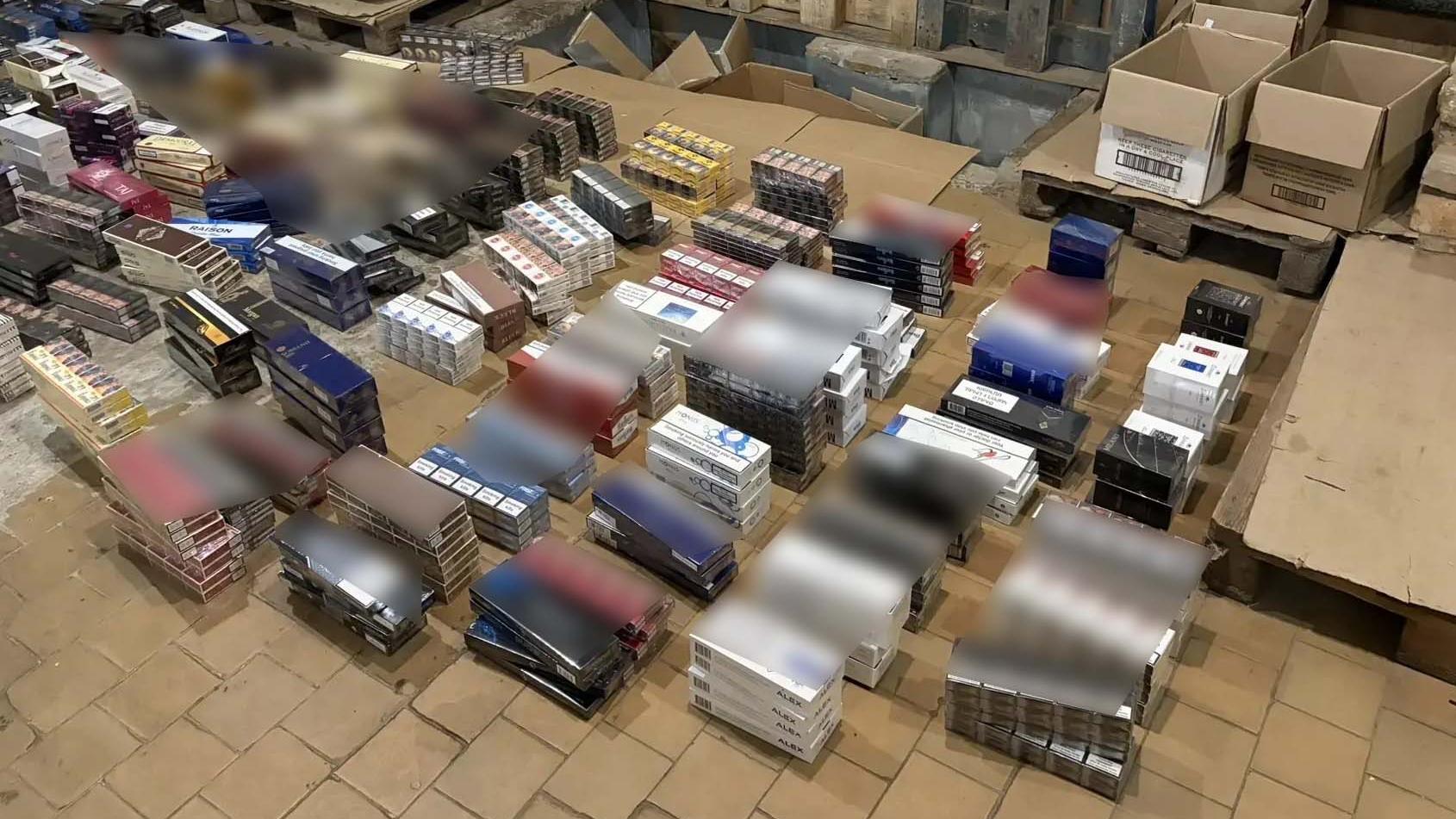 Тульские полицейские пресекли торговлю сигаретами без акцизов в магазине сладостей в Новомосковске