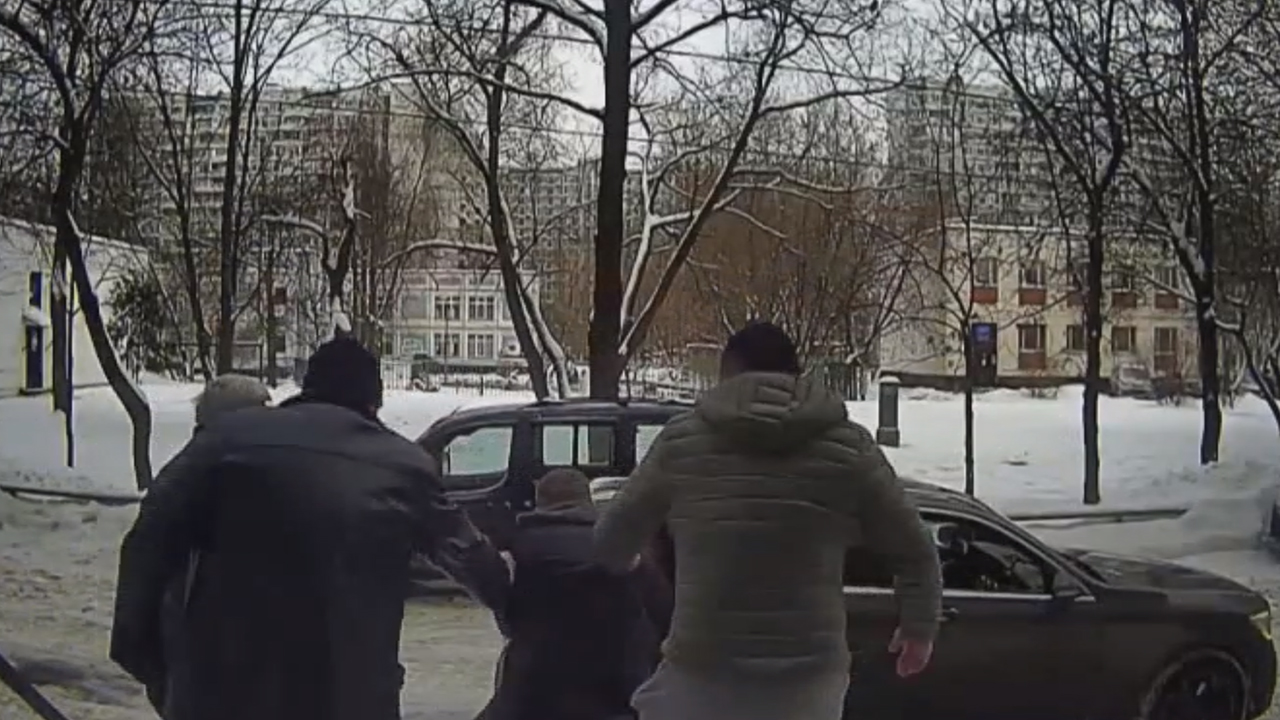 Столичные оперативники задержали троих мужчин, подозреваемых в разбое