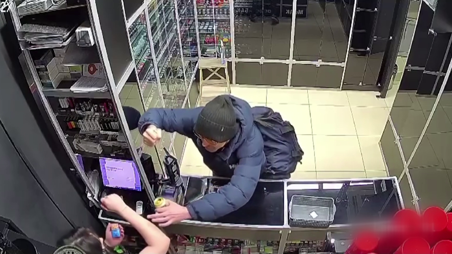 Подозреваемого в ограблении табачной лавки в Москве задержали полицейские южного округа столицы