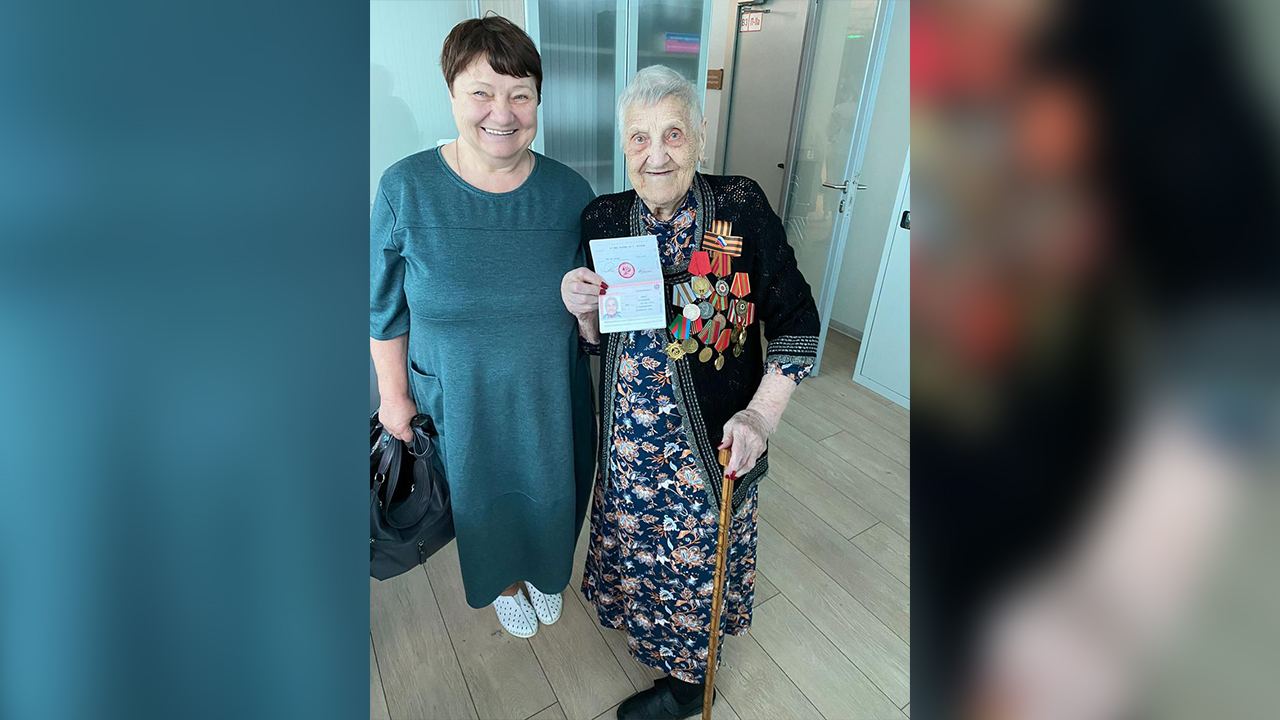 Столичные полицейские вручили российский паспорт 103-летней женщине – ветерану Великой Отечественной войны