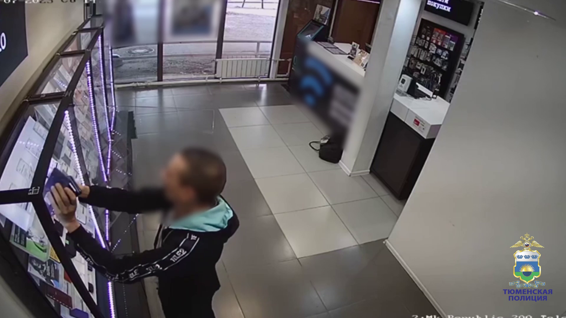 В Тюмени задержан подозреваемый в разбое, похитивший из салона связи 30 мобильных телефонов