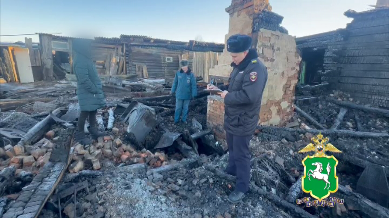Полиция в Томской области установила причастную к поджогу в доме, половина которого сгорела дотла