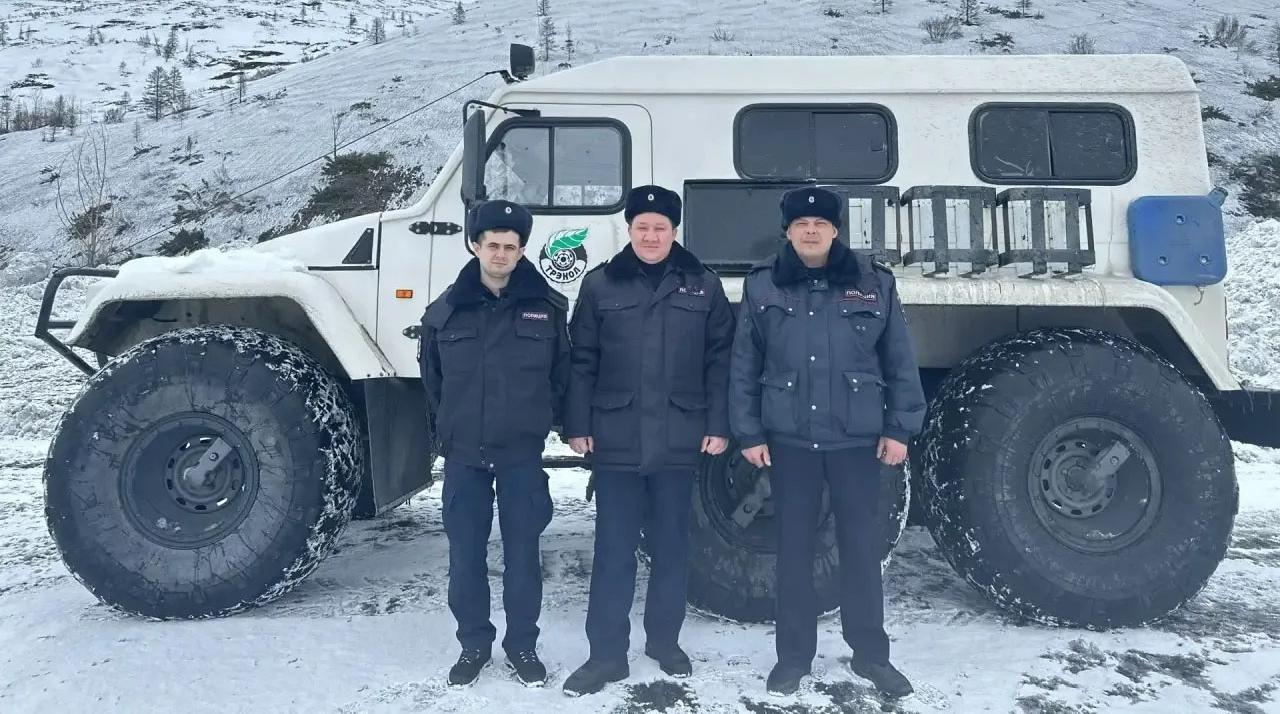 На Колыме полицейские спасли из снежного плена пассажиров автобуса, застрявшего на опасном перевале