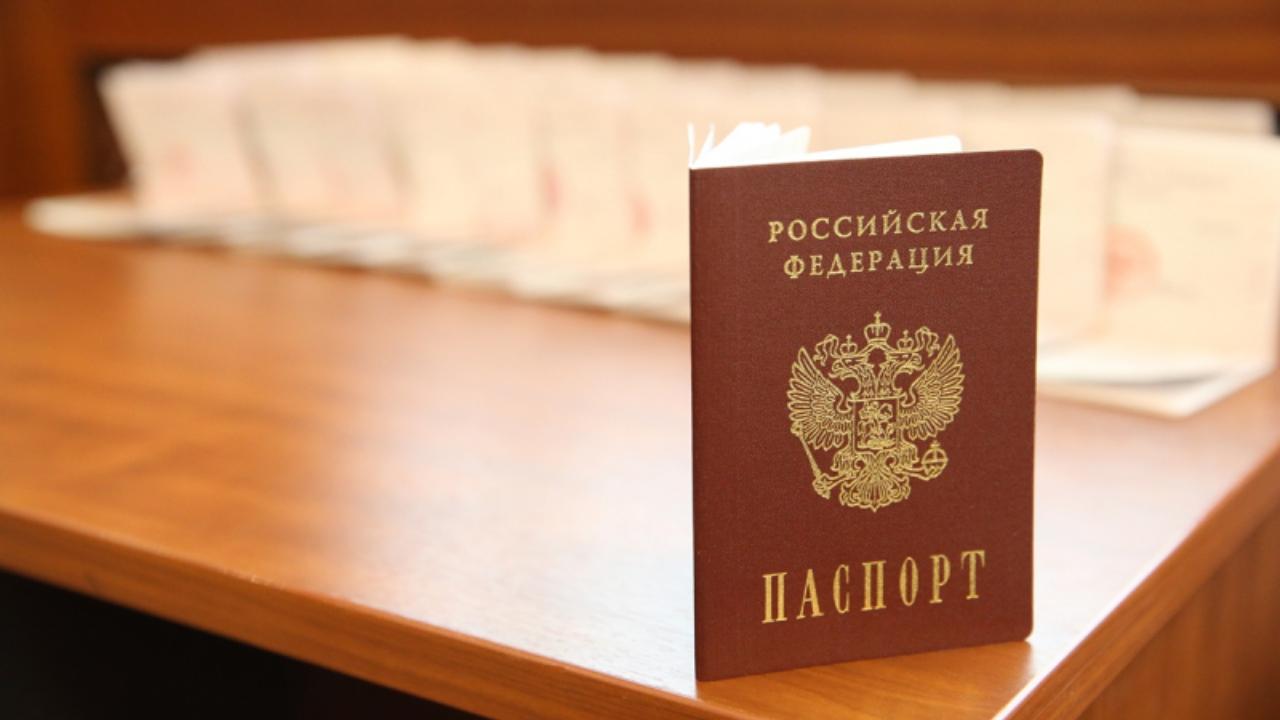 В Адыгее полицейские вручили паспорт женщине, прибывшей из Луганской Народной Республики