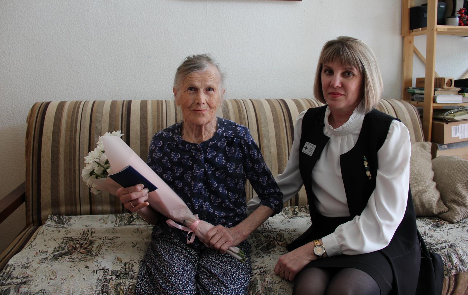 В Красноярске полицейские вручили бессрочный вид на жительство 87-летней гражданке Украины