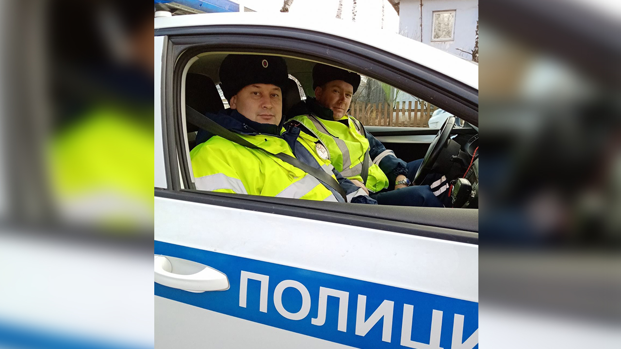 В Прикамье автоинспекторы оказали помощь попавшей в ДТП пожилой семейной паре с внуком