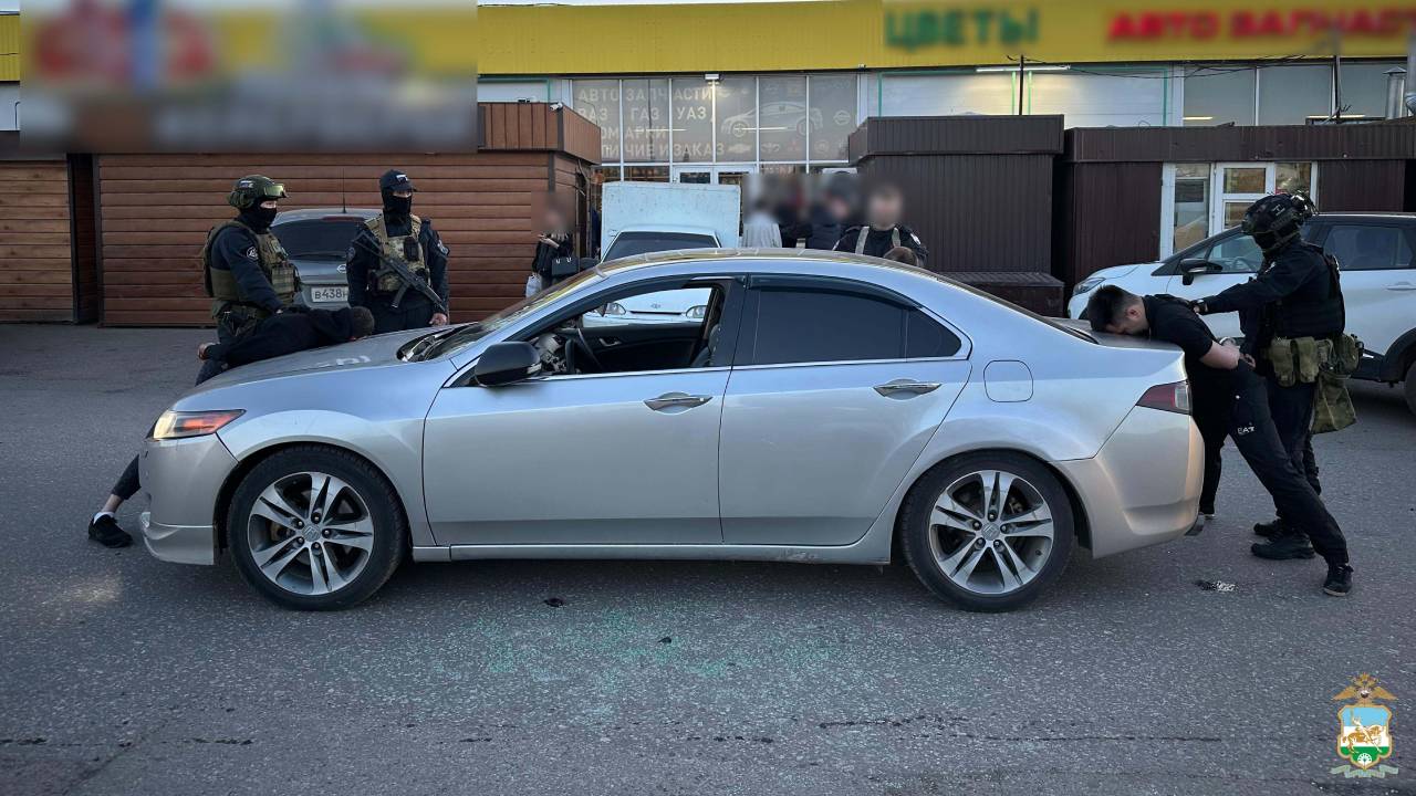 Полиция Уфы задержала троих судимых приятелей по подозрению в краже денег из салона иномарки
