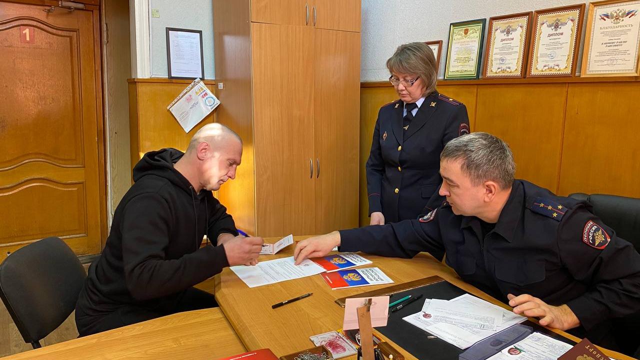 В Уфе состоялось торжественное вручение паспортов РФ жителям из Донецкой Народной Республики