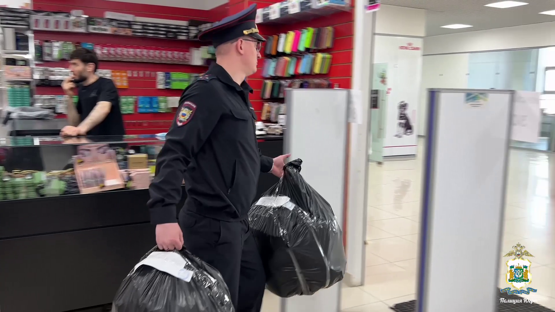 Полиция Нефтеюганска выявила в двух магазинах свыше 600 единиц одежды и обуви с признаками подделки