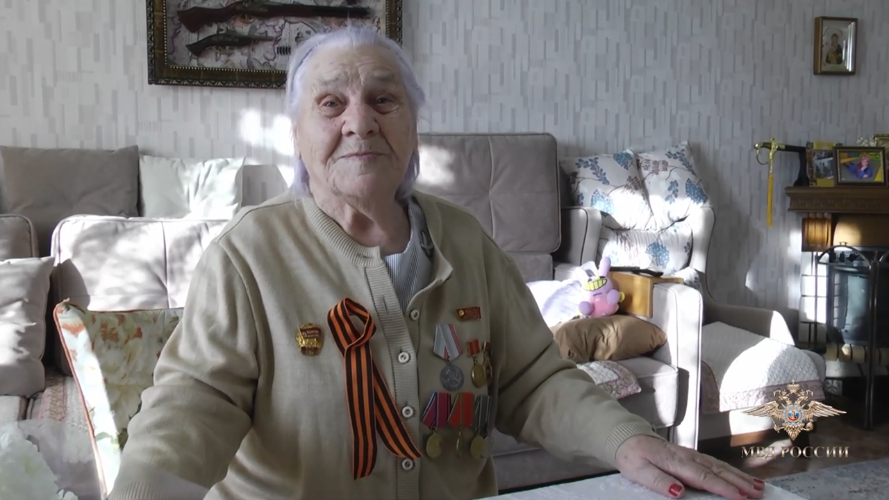 Ирина Волк: В Красноярске полицейские вручили российский паспорт 90-летней женщине, которая в детстве была узницей концлагеря
