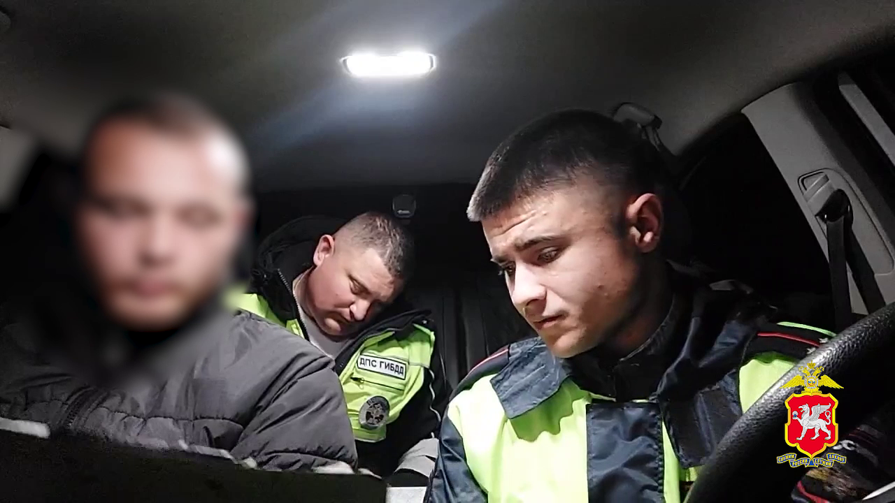 Инспекторы ДПС в ходе погони со стрельбой задержали в селе Придорожное в Крыму нетрезвого автомобилиста