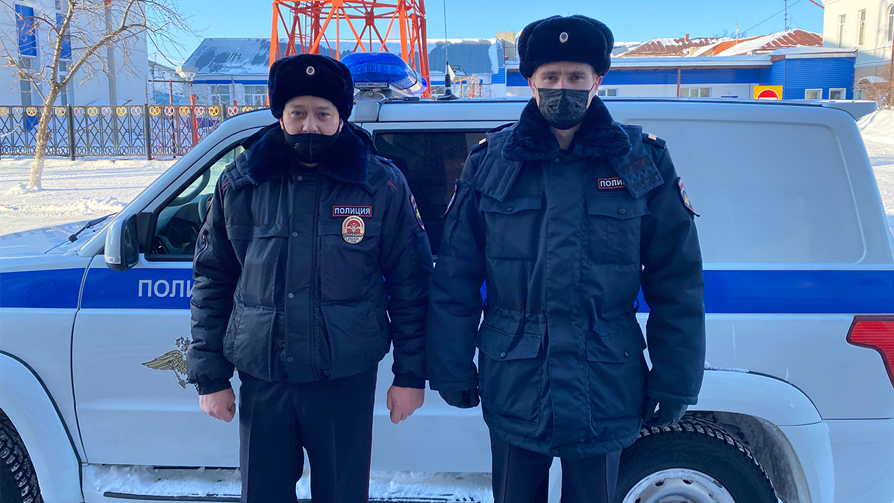 В Тюменской области полицейские помогли вытащить автомобиль из снежного заноса