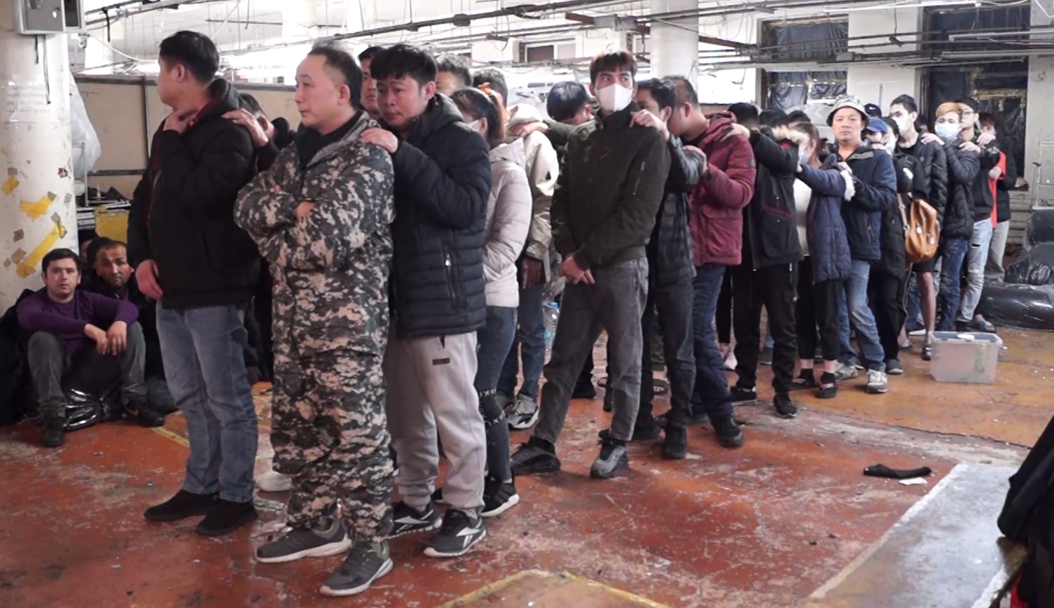 Подмосковная полиция выявила 47 нелегальных трудовых мигрантов на швейной фабрике в Белоомуте