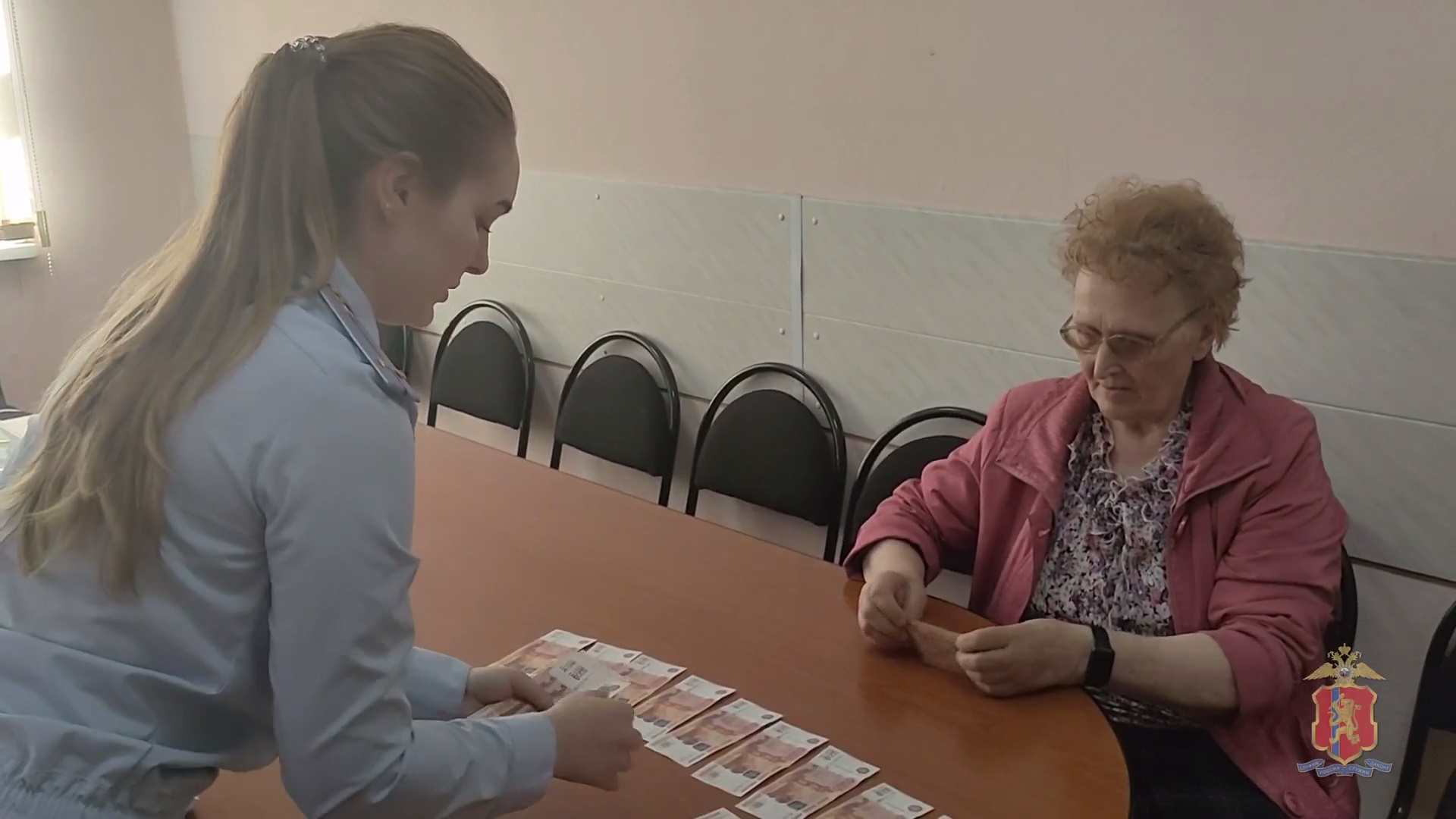 Полиция изъяла у задержанного курьера аферистов 920 тысяч рублей, похищенных им у жительницы Ачинска