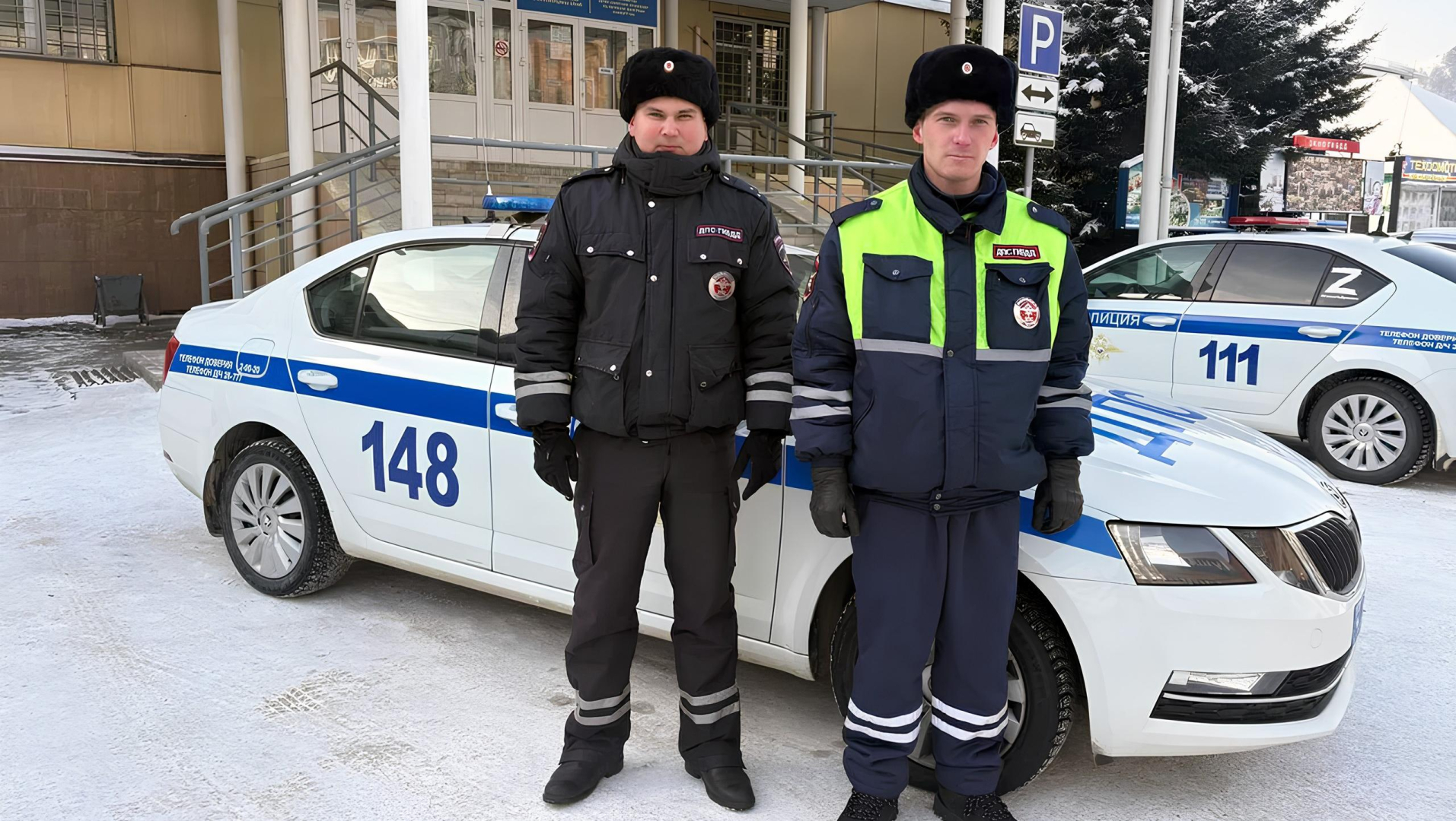 В Республике Алтай полицейские спасли замерзающую семью с двумя детьми на трассе в Чемальском районе