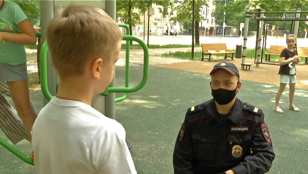 В Москве полицейские оказали помощь ребёнку, застрявшему внутри конструкции на детской площадке