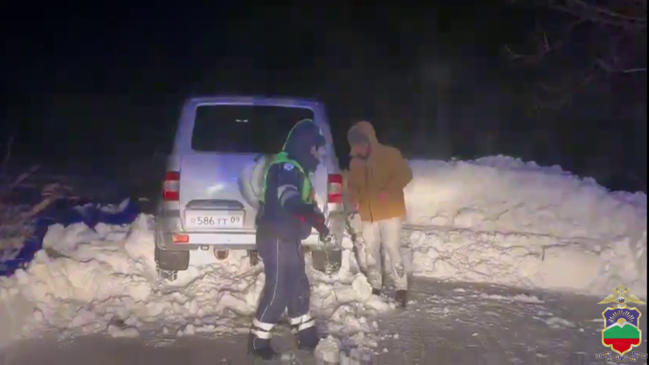 В Карачаево-Черкесии автоинспекторы помогли двум братьям вызволить застрявший в снегу внедорожник