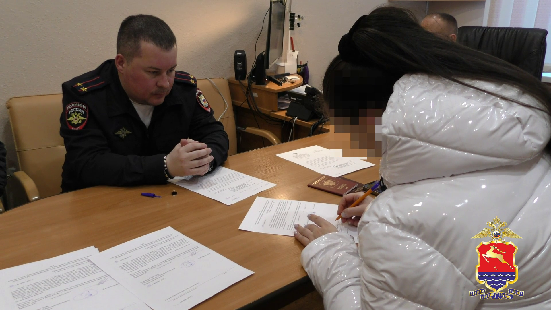 За оскорбительные комментарии в мессенджере полиция Колымы изъяла у приезжей российский паспорт