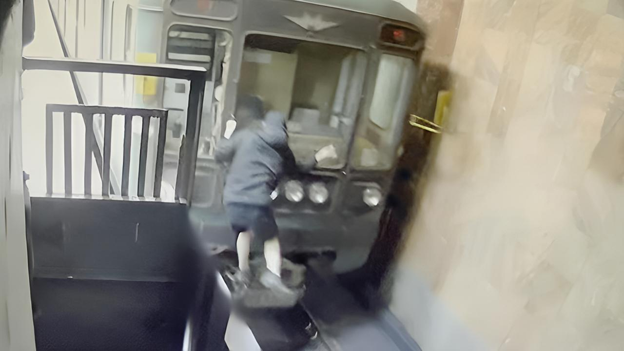 Полицией задержан зацепер, прокатившийся по тоннелю в метро Москвы на сцепке последнего вагона поезда