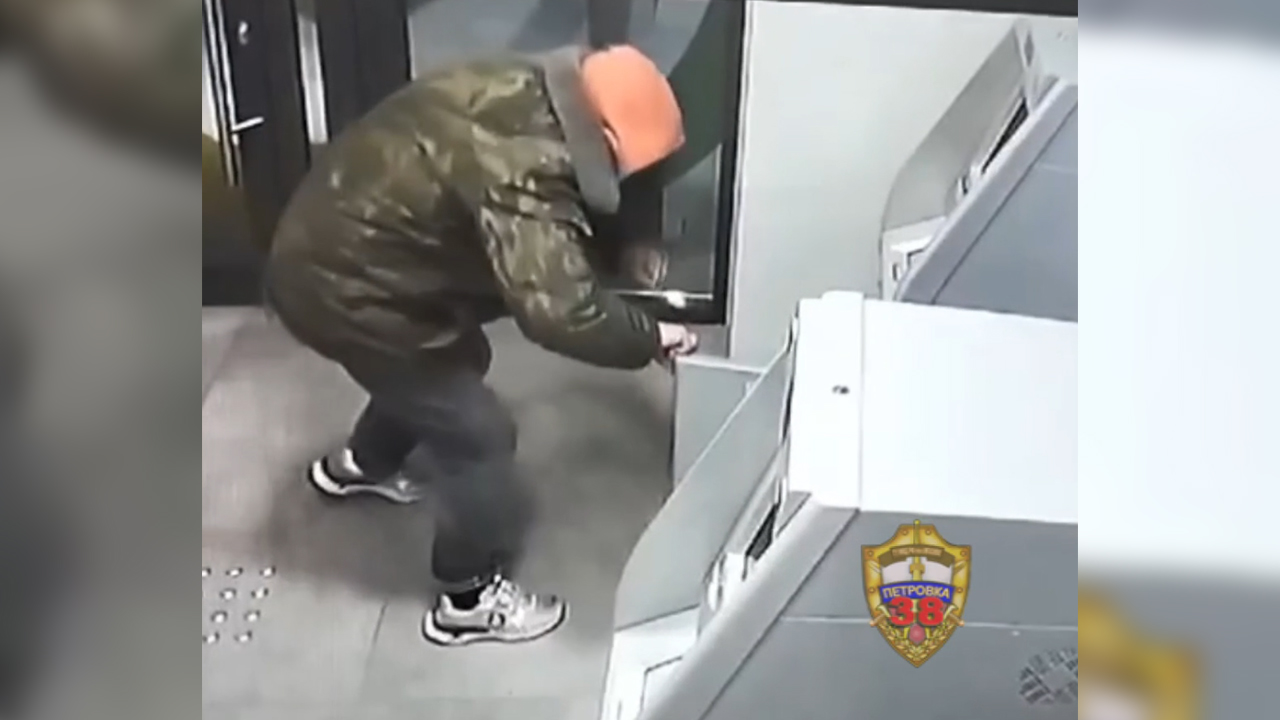 Полицейские задержали в центре Москвы мужчину, пытавшегося вскрыть банкомат