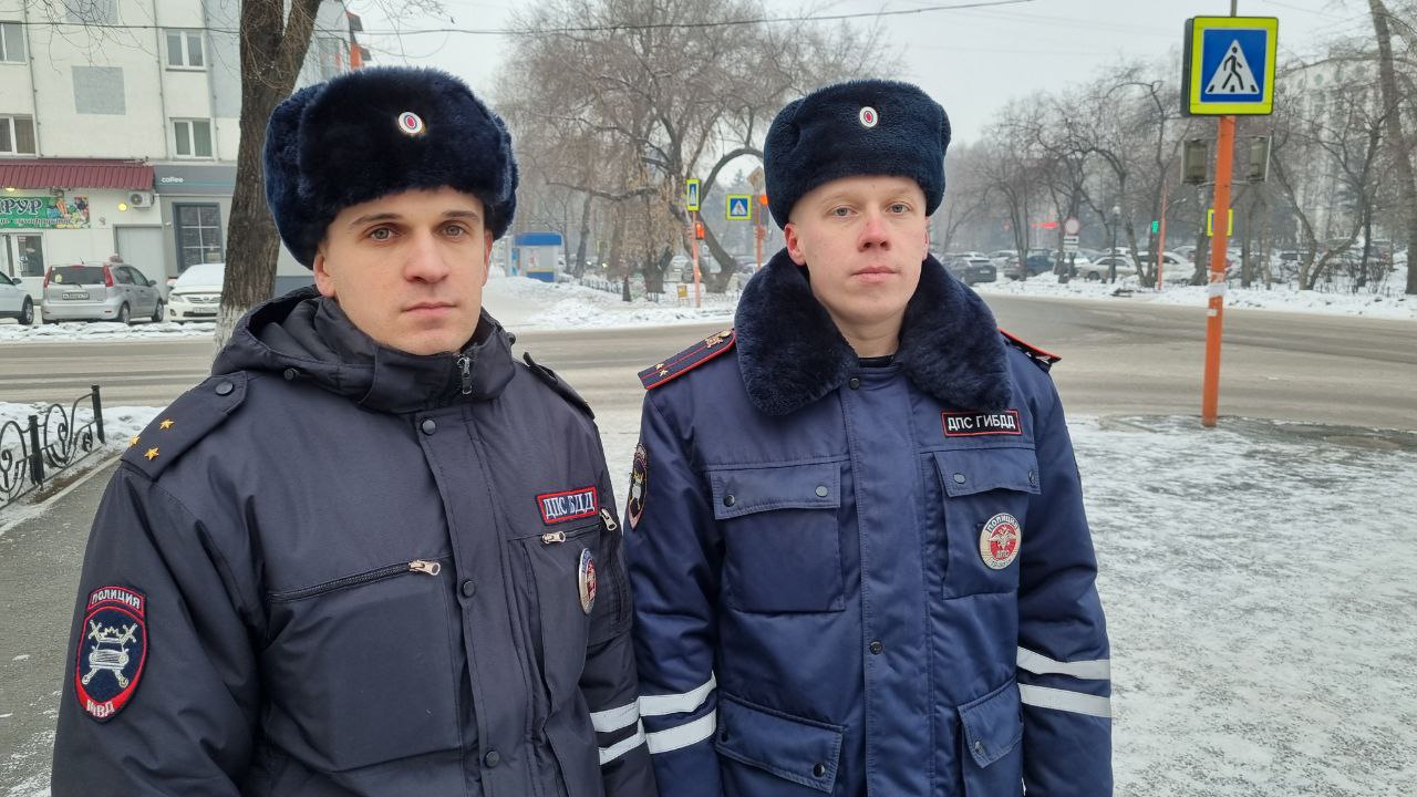 В Республике Хакасия автоинспекторы не допустили распространения огня на жилой дом