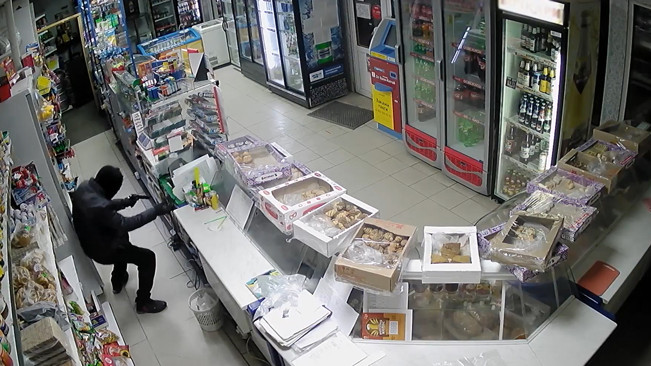 В Республике Алтай полицейские задержали жителя села Майма за разбойное нападение на магазин